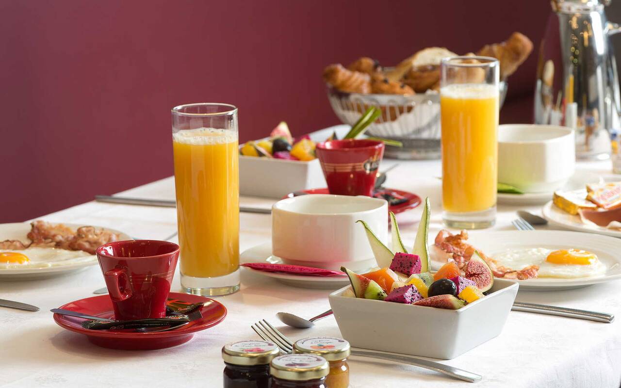 Table avec petit-déjeuner - Hôtel 4 étoiles Lourdes - Lourdes Hôtel Méditerranée 