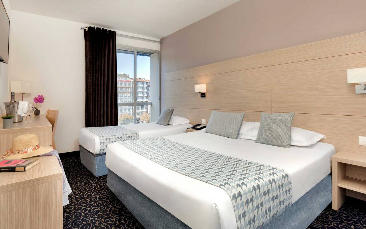 Chambre avec un grand lit et un petit lit, hôtel 4 étoiles Lourdes, Hôtel Méditerranée